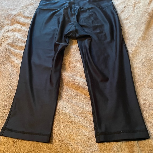 Ladies M Under Armour compression crops/capris - Picture 2 of 8